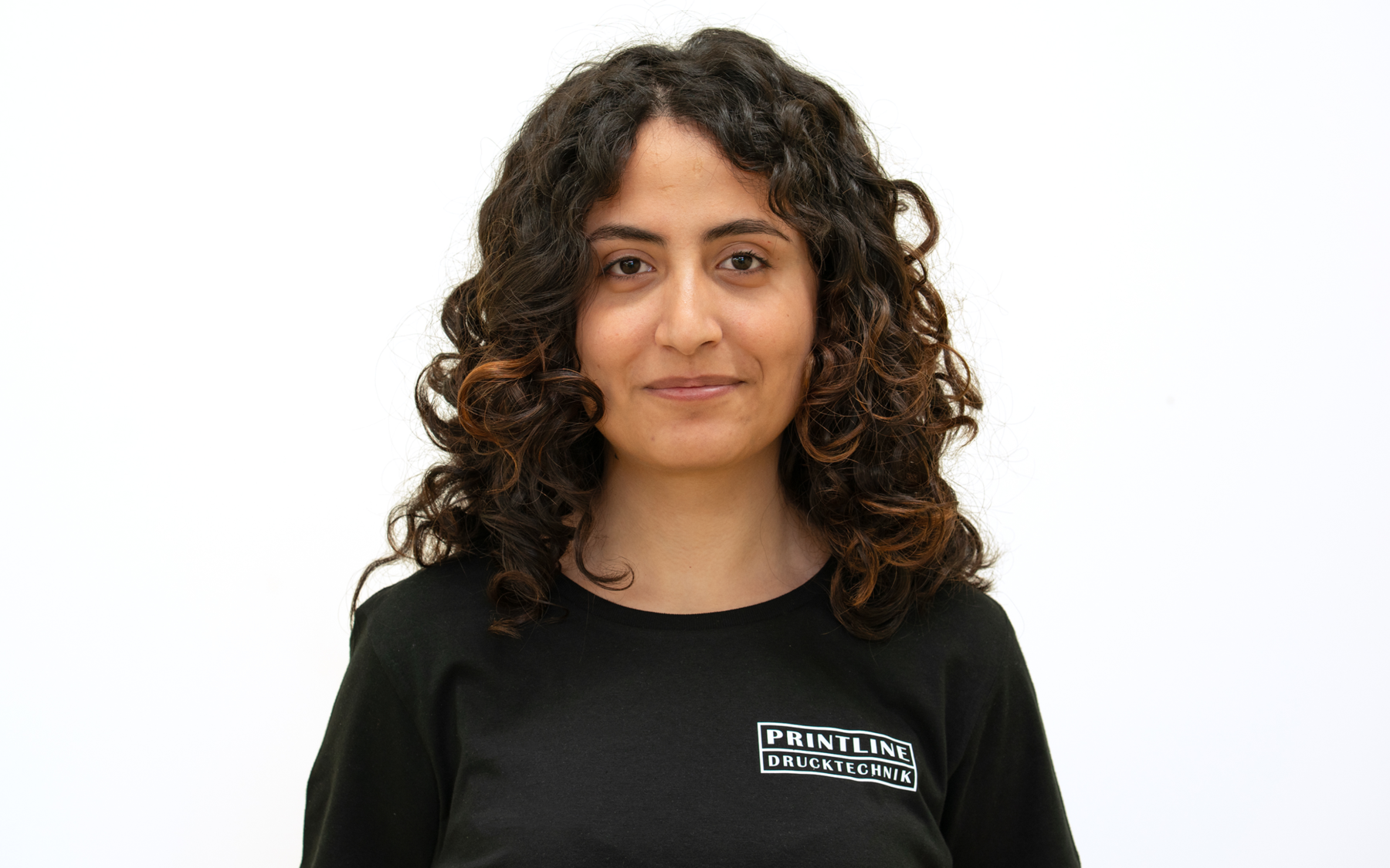 Bild mit Mitarbeiterin mit schwarzem T-Shirt